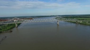 Louisiana 'daki Gaziler Köprüsü Gramercy Köprüsü, Mississippi Nehri, Arka plan. İHA