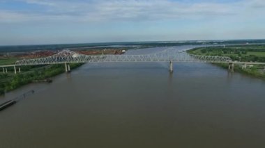 Louisiana 'daki Gaziler Köprüsü Gramercy Köprüsü, Mississippi Nehri, Arka plan. İHA