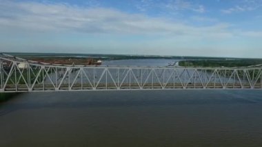 Louisiana 'daki Gaziler Köprüsü Gramercy Köprüsü, Mississippi Nehri, Arka plan. İHA