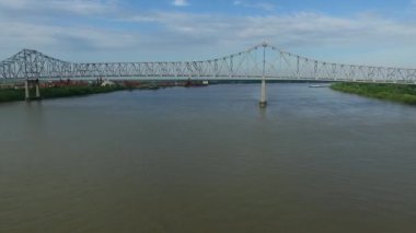 Louisiana 'daki Gaziler Anıtı Gramercy Köprüsü Arka plan' daki Mississippi Nehri