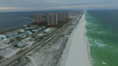 Florida 'daki Boş Pensacola Sahili' nde mimarlık. Meksika Körfezi ve Arka plandaki Portofino Kuleleri ve Bulutlu Gökyüzü. İHA