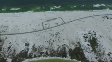 Florida 'daki Pensacola Beach' te Sahil ve Deniz ile Yol ve Park Alanı. Erken bahar zamanı. İHA
