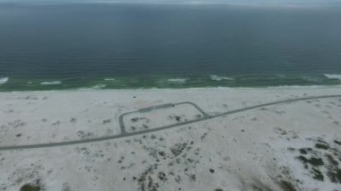 Florida 'daki Pensacola Beach' te Sahil ve Deniz ile Yol ve Park Alanı. Erken bahar zamanı. İHA