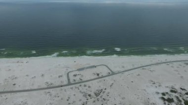 Florida 'daki Pensacola Beach' te Sahil ve Deniz ile Yol ve Park Alanı. Erken bahar zamanı. İHA