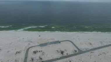 Florida 'daki Pensacola Beach' te Sahil ve Deniz ile Yol ve Park Alanı. Erken bahar zamanı. İHA