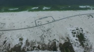 Florida 'daki Pensacola Beach' te Sahil ve Deniz ile Yol ve Park Alanı. Erken bahar zamanı. İHA