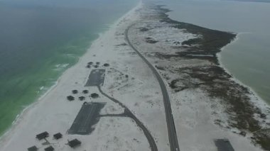 Arka planda boş Pensacola Sahili ve Denizi. Florida mı? Meksika Körfezi. Boş Otopark Alanı. İHA