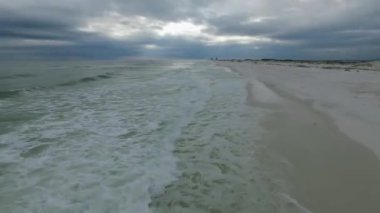 Arka planda boş Pensacola Sahili ve Denizi. Florida mı? Meksika Körfezi. İHA