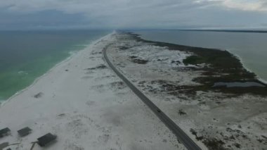 Arka planda boş Pensacola Sahili ve Denizi. Florida mı? Meksika Körfezi. Boş Otopark Alanı. İHA
