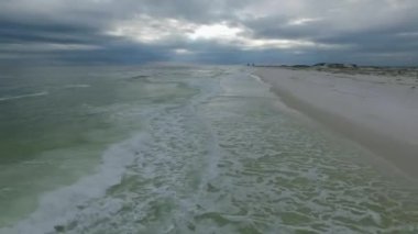 Arka planda boş Pensacola Sahili ve Denizi. Florida mı? Meksika Körfezi. İHA