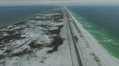 Florida 'daki boş Pensacola Plajı. Arka planda Meksika Körfezi ve Bulutlu Gök. İHA