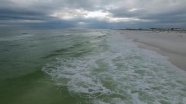 Arka planda boş Pensacola Sahili ve Denizi. Florida mı? Meksika Körfezi. Arka planda iki kişi. İHA