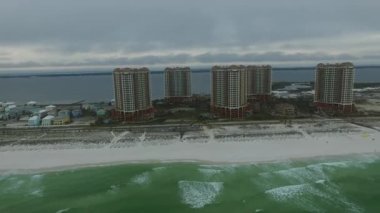 Florida 'daki boş Pensacola Plajı. Arka plandaki Portofino Kuleleri. Meksika Körfezi. İHA