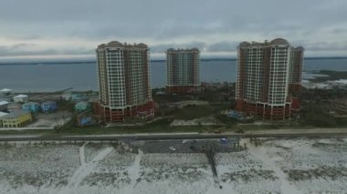 Florida 'daki boş Pensacola Plajı. Arka plandaki Portofino Kuleleri. Meksika Körfezi. İHA