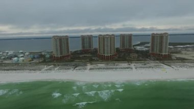 Florida 'daki boş Pensacola Plajı. Arka plandaki Portofino Kuleleri. Meksika Körfezi. İHA