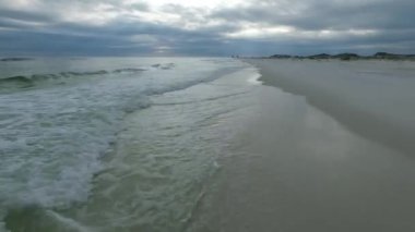 Arka planda boş Pensacola Sahili ve Denizi. Florida mı? Meksika Körfezi. İHA