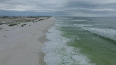 Arka planda boş Pensacola Sahili ve Denizi. Florida mı? Meksika Körfezi. İHA