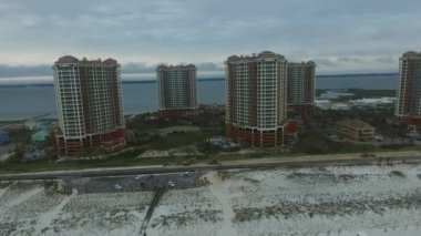 Florida 'daki boş Pensacola Plajı. Arka plandaki Portofino Kuleleri. Meksika Körfezi. İHA