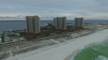 Florida 'daki boş Pensacola Plajı. Arka plandaki Portofino Kuleleri. Meksika Körfezi. İHA