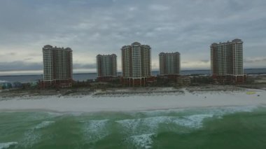 Florida 'daki boş Pensacola Plajı. Arka plandaki Portofino Kuleleri. Meksika Körfezi. İHA