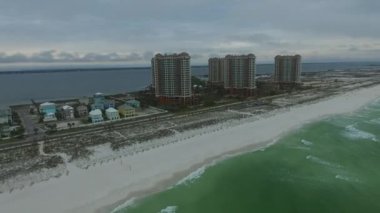 Florida 'daki boş Pensacola Plajı. Arka plandaki Portofino Kuleleri. Meksika Körfezi. İHA