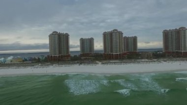 Florida 'daki boş Pensacola Plajı. Arka plandaki Portofino Kuleleri. Meksika Körfezi. İHA