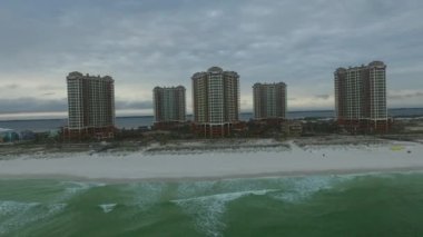 Florida 'daki boş Pensacola Plajı. Arka plandaki Portofino Kuleleri. Meksika Körfezi. İHA