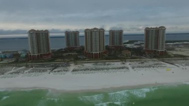 Florida 'daki boş Pensacola Plajı. Arka plandaki Portofino Kuleleri. Meksika Körfezi. İHA