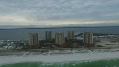 Florida 'daki boş Pensacola Plajı. Arka plandaki Portofino Kuleleri. Meksika Körfezi. İHA