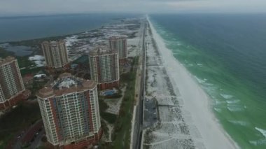 Florida 'daki boş Pensacola Plajı. Arka plandaki Portofino Kuleleri. Meksika Körfezi. İHA
