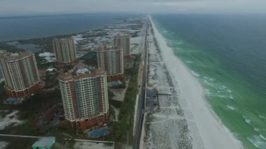 Florida 'daki boş Pensacola Plajı. Arka plandaki Portofino Kuleleri. Meksika Körfezi. İHA