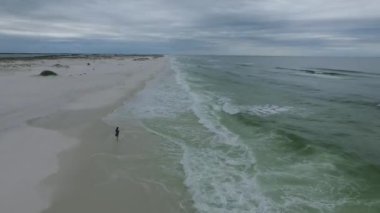 Arka planda boş Pensacola Sahili ve Denizi. Florida mı? Meksika Körfezi. İHA