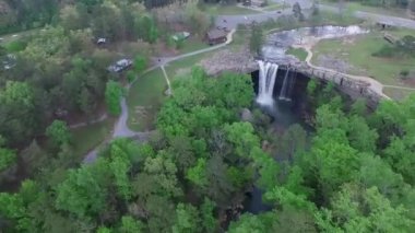 Gadsden, Alabama 'daki Noccalula Falls Parkı ve Kamp Alanı. Güzel bir manzara. İHA