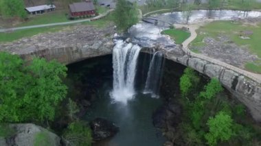 Gadsden, Alabama 'daki Noccalula Falls Parkı ve Kamp Alanı. Güzel bir manzara. İHA