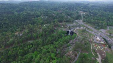 Gadsden, Alabama 'daki Noccalula Falls Parkı ve Kamp Alanı. Güzel bir manzara. İHA