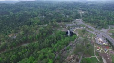 Gadsden, Alabama 'daki Noccalula Falls Parkı ve Kamp Alanı. Güzel bir manzara. İHA