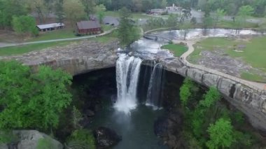 Gadsden, Alabama 'daki Noccalula Falls Parkı ve Kamp Alanı. Güzel bir manzara. İHA