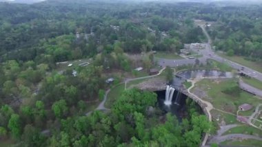 Gadsden, Alabama 'daki Noccalula Falls Parkı ve Kamp Alanı. Güzel bir manzara. İHA