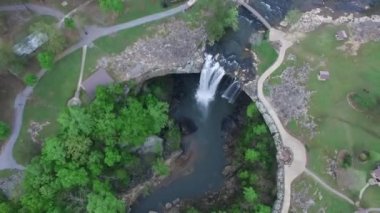 Gadsden, Alabama 'daki Noccalula Falls Parkı ve Kamp Alanı. Güzel bir manzara. İHA