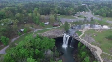 Gadsden, Alabama 'daki Noccalula Falls Parkı ve Kamp Alanı. Güzel bir manzara. İHA