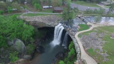 Gadsden, Alabama 'daki Noccalula Falls Parkı ve Kamp Alanı. Güzel bir manzara. İHA