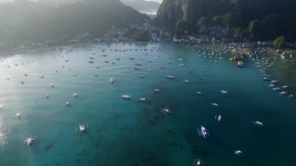 ビーチとボートでパラワン フィリピン 朝のビーチと背景の海 観光客の間で非常に人気のある観光地 ドローン — ストック動画