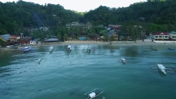 菲律宾巴拉望的El Nido海滩和船只 背景为晨滩和海景 游客中非常受欢迎的观光场所 — 图库视频影像