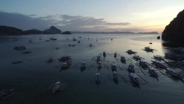 フィリピンのパラワンにあるEl Nido 背景にビーチと海と都市景観 観光客の間で非常に人気のある観光地 ドローン — ストック動画