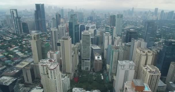 菲律宾的马卡蒂市 背景中的城市景观 天桥和摩天大楼 马尼拉商业区着陆 — 图库视频影像