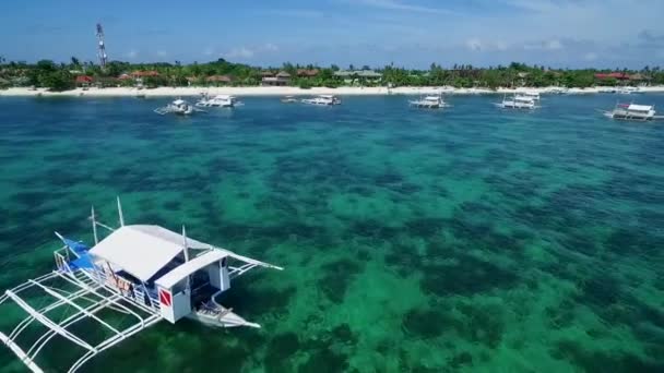 Bounty BeachとMalapascua Island Seashoreの船はフィリピンのセブにあります 背景にあるスールー海と美しい海 ドローン — ストック動画