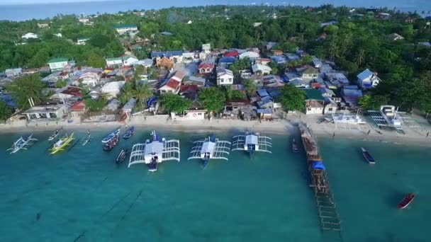 フィリピンのセブにあるマラパスクア島の海岸にあるログオンビーチとボート 背景にあるスールー海 ボート 美しい海 ドローン — ストック動画