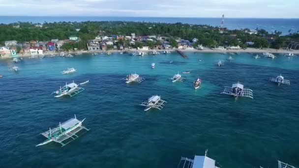 フィリピンのセブにあるマラパスクア島の海岸にあるログオンビーチとボート 背景にあるスールー海 ボート 美しい海 ドローン — ストック動画