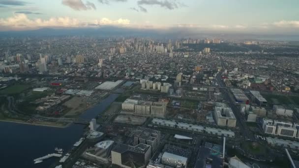 필리핀 마닐라 아시아 지역의 풍경의 스카이라인 배경에 사업용 마천루 — 비디오