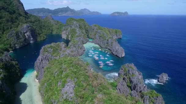 パラワンの大きなラグーン 観光地 フィリピンのエルニドでのツアーA 背景に美しい風景 小さなラグーンと海 ドローン — ストック動画